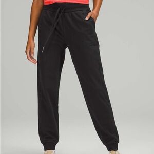 Lululemon Scuba High-Rise French Terry Jogger
Black size 4